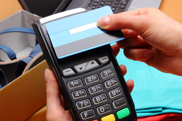 Use payment terminal and credit card with NFC technology for paying for purchases in store