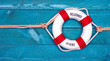 Willkommen an Bord - Rettungsring auf blauem Holz Hintergrund