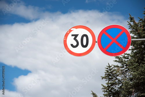 Foto speed limit road sign in Shangrila, China