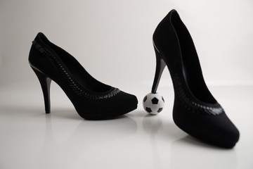 Schwarze High Heels mit Fußball