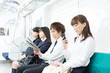 © one - 電車の中の人々