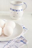 Fototapeta Kuchnia - Rohe Eier liegen auf einem Teller