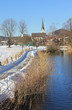 Spazierweg an der Schlierach, Blick zur Kirche Schliersee, Winte