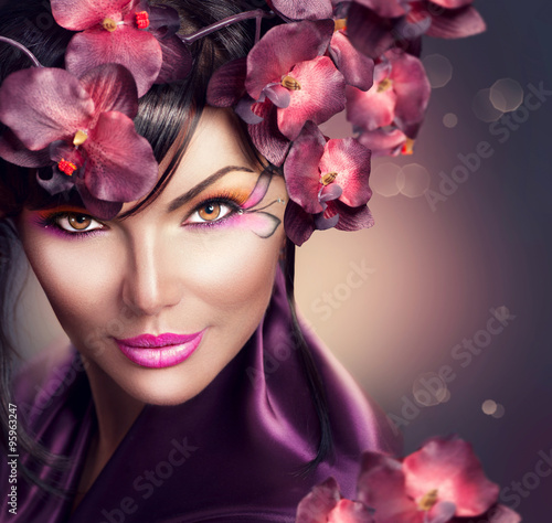 piekna-kobieta-z-fryzura-kwiat-orchidei-i-kreatywnych-makijaz