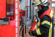 Feuerwehrmann belädt eine Einsatzfahrzeug mit Equipment