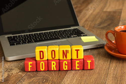 Fotografía Don't Forget written on a wooden cube in a office desk
