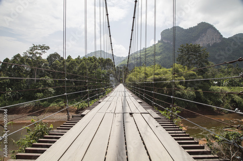 Obrazy most we mgle  wiszacy-most-na-rzece-w-ratchaprapa-dam