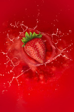 Strawberry Splash Into Juice Liquid Red