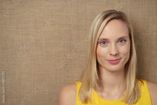 Fotografie, Obraz attraktive junge frau mit blonden haaren