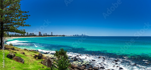 Fototapeta na szkło ZŁOTA wybrzeże, AUS - 4 października 2015: Gold Coast panoramę i surfing bea