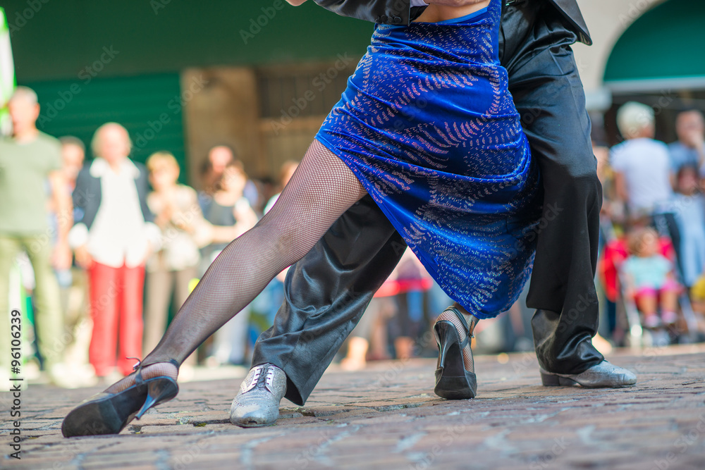 Couple dancing tango in the street - obrazy, fototapety, plakaty 