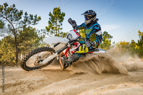 Fototapeta na wymiar Enduro motocyklista w terenie