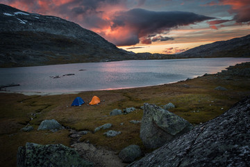 Wall Mural - zeltplatz in der blauen stunde im norwegischen fjäll