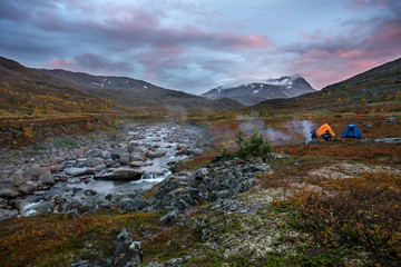 Wall Mural - zeltplatz am abend im norwegischen fjäll