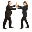 Mann und Frau drücken Hände gegeneinander