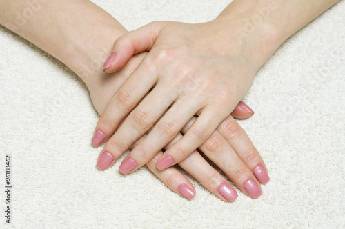 Photographie Les mains de la femme avec une manucure fraîche et élégante