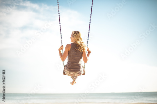 Fotografia Junge Frau Schaukel am Meer im Urlaub 10