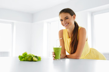 Wall Mural - Healthy Meal. Happy Beautiful Smiling Woman Drinking Green Detox Vegetable Smoothie. Healthy Lifestyle, Food And Eating. Drink Juice. Diet, Health And Beauty Concept.