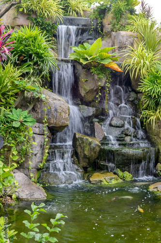 Naklejka na kafelki Water fall in garden