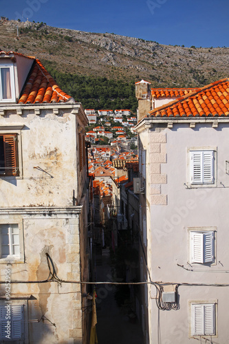 Obraz na płótnie canvas trzyczęściowy "tryptyk" Widok przez aleję w Dubrovnik, Croatia.