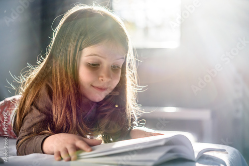 Cuadros en Lienzo Muchacha linda que lee un libro en casa