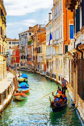 Cuadros en Lienzo Los turistas que viajan en la góndola, canal Rio Marin, Venecia, Italia