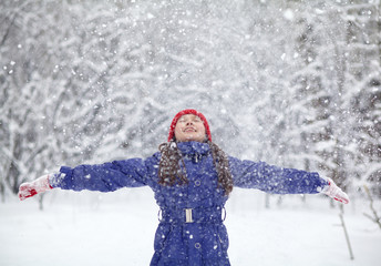 Wall Mural - girl in the winter. child outdoors