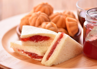 Poster - Bread with jam on a wooden plate