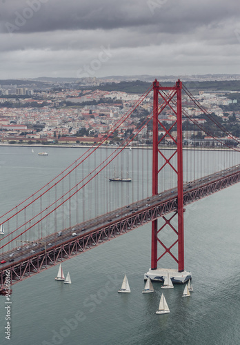 Plakat na zamówienie The 25 de Abril Bridge in Lissabon, Portugal