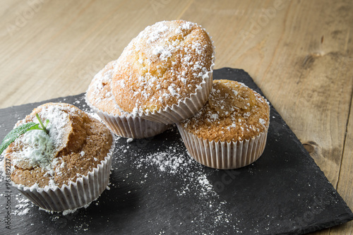 Fotografía Homemade muffins with star anise, cinnamon and mint