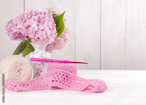 Foto Rollo Basic - Yarn for crochet and  basket for handmade on white wooden boards (von julia_arda)