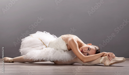 Αφίσα Ballerina is wearing a white tutu and pointe shoes