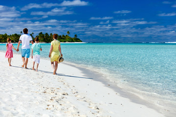 Canvas Print - Family on a tropical beach vacation