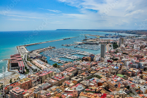 Foto  Ansicht von Alicante-Hafen von Santa Barbara-Schloss an einem schönen Tag, Costa