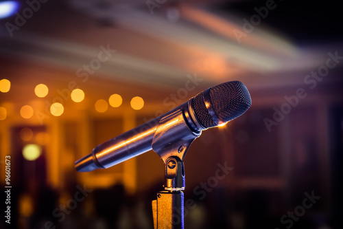 Fotografía Wireless microphone stand on the stage venue with blur bokeh bac