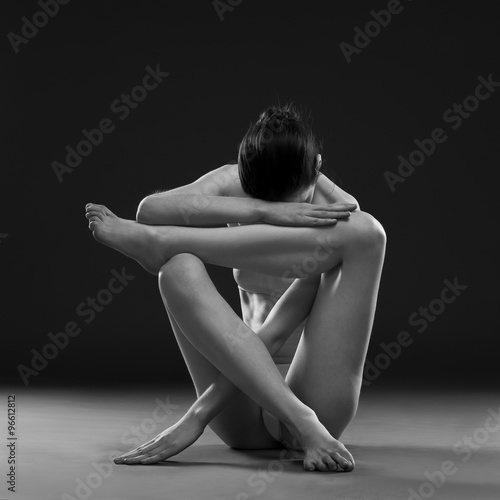 Naked yoga. Beautiful sexy body of young woman on gray background Billede på lærred
