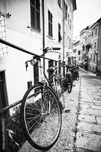 Fototapeta na wymiar Biciclette nel vicolo