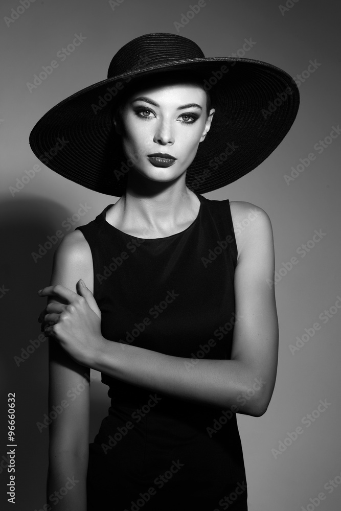 Black and white portrait of elegant woman - obrazy, fototapety, plakaty 