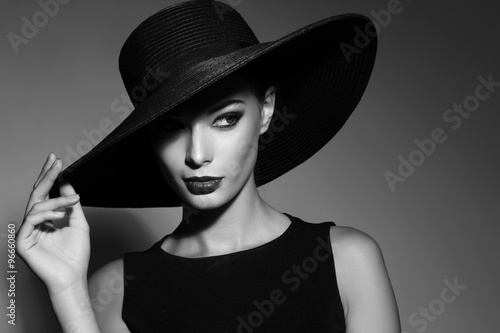 Dekoracja na wymiar  czarno-bialy-portret-eleganckiej-kobiety