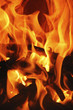 loderndes Kaminfeuer mit Holzscheiten und hellen Flammen