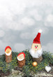 Nikolauszwerge auf Baumrinde mit Weihnachtsdeko und Freifläche