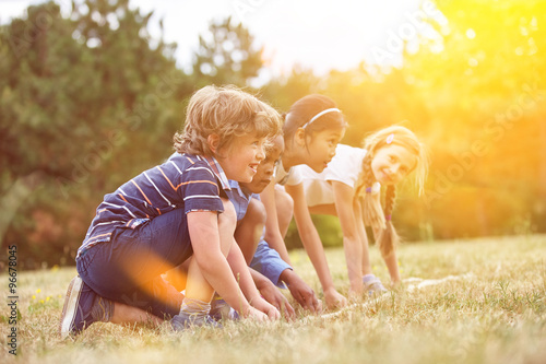 Fotografie, Obraz Gruppe Kinder beim Wettlaufen am Začátek