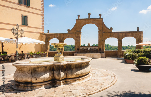 Fotografía Ancient Fountain and arches in Repubblica square, in Pitigliano,