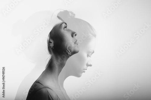 Tapeta ścienna Podwójna ekspozycja z młodą i piękną dziewczyną, monochromatyczna