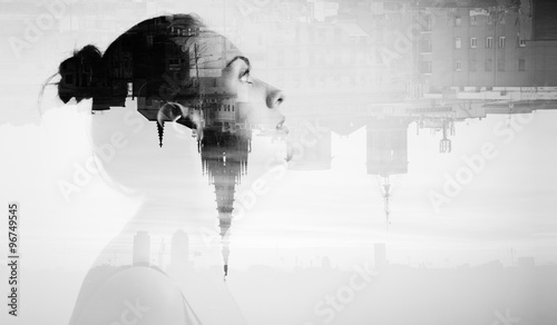 Fotoboard na płycie Monochromatyczny podwójnej ekspozycji z atrakcyjną młodą kobietę i piękne miasto