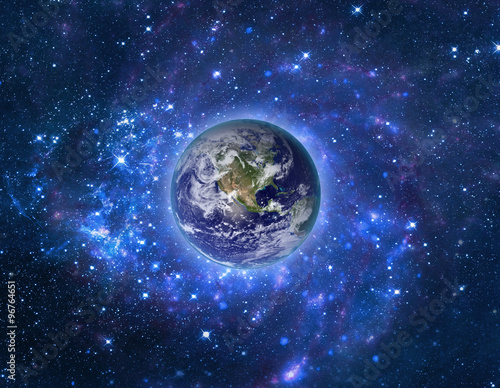 planeta-ziemia-w-kosmosie-z-niebieska-poswiata-gwiazd