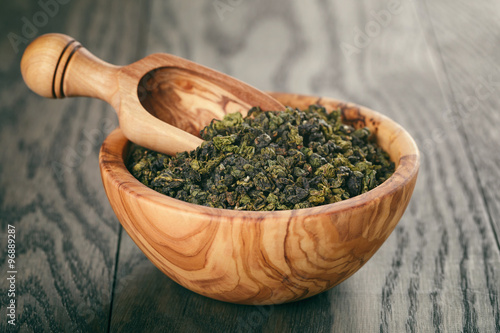 Cuadros en Lienzo Oolong té verde en recipiente de madera de roble en la mesa