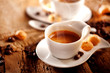 Tasse Kaffe (espresso) auf einem holz hintergrund 