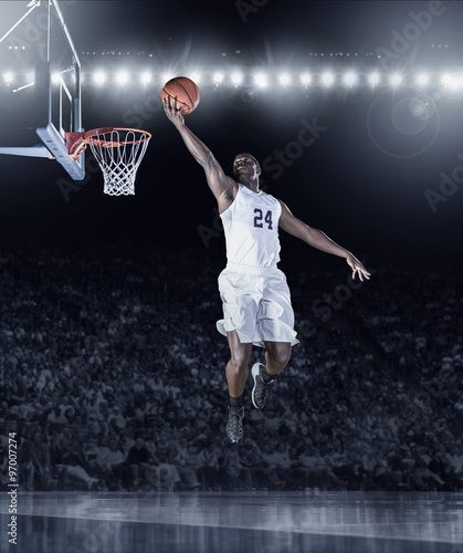 Dekoracja na wymiar  wysportowany-koszykarz-z-afroamerykanow-zdobywajacy-rzuty-do-kosza-podczas-profesjonalnej-koszykowki