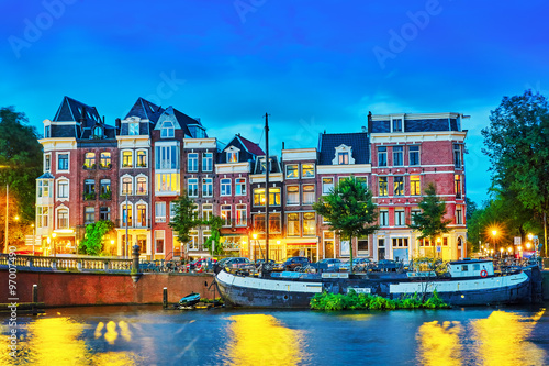 Dekoracja na wymiar  piekne-miasto-amsterdam-wieczorem